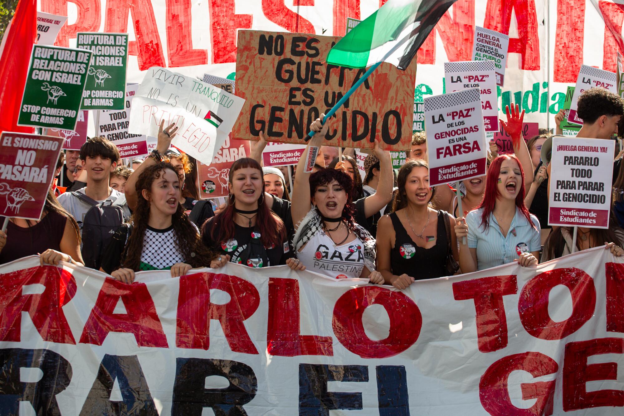 "Pararlo todo", era la pancarta principal de la manifestación convocada por el Sindicato de Estudiantes en Madrid a las 12h de este 15-O.